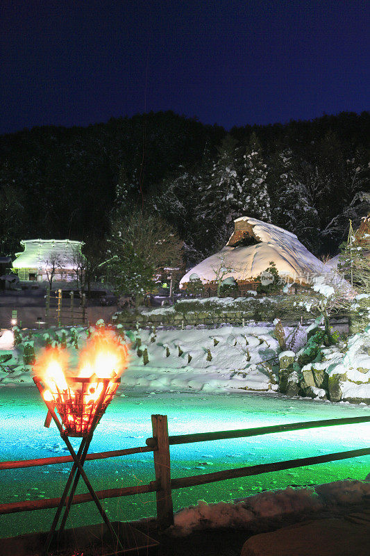 雪景中的Hida no Sato，点亮夜景，日本，岐阜县，高山，岐阜市
